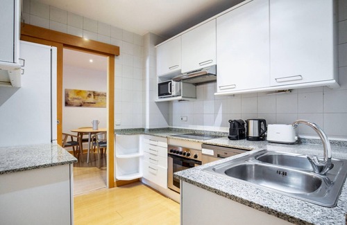 Les Corts Appartement | Chic Les Corts XBR w/ Elevator & Washer, by Blueground