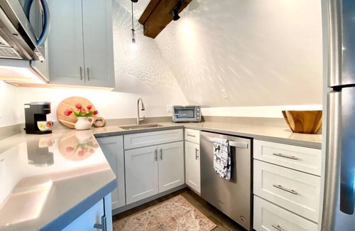 Portsmouth Appartement | Chic Loft-Style Condo in Downtown Portsmouth