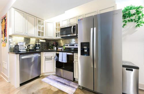 Whittier Appartement | Chic Lower-Level Stay - Prime Walkable Locale