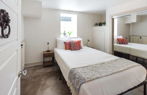 Whittier Appartement | Chic Lower-Level Stay - Prime Walkable Locale