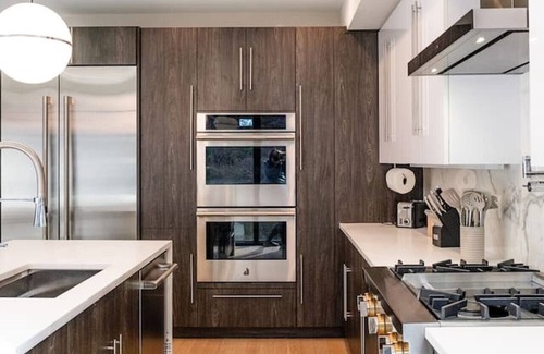 North Bergen Maison | Chic Luxury: 4BR Townhome + Den + NYC Views