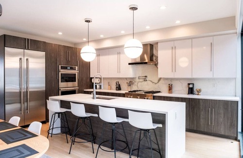 North Bergen Maison | Chic Luxury: 4BR Townhome + Den + NYC Views