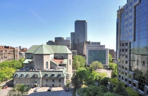 International District Copropriété | Chic Luxury Downtown Condo with Pool & Garage !