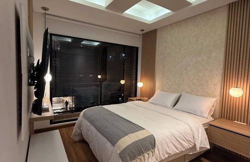 La Gran Via Appartement | Chic Luxury Stay Near Parque 93