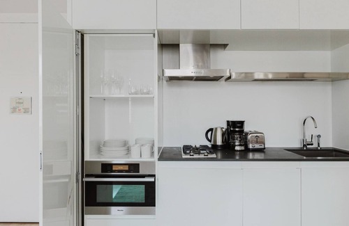 Central New York City Appartement | Chic Midtown 2BR w/ Gym, W/D & A/C, near Rock Ctr, by Blueground