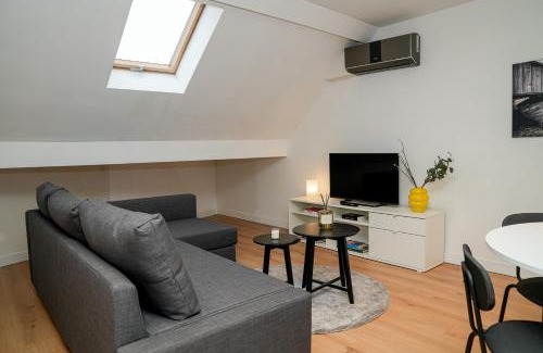Bloemekenswijk Appartement | Chic & Modern 1BR & 1LR Apt, 12 Min Walk to Rabot