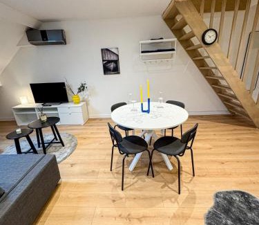 Bloemekenswijk Appartement | Chic & Modern 1BR & 1LR Apt, 12 Min Walk to Rabot