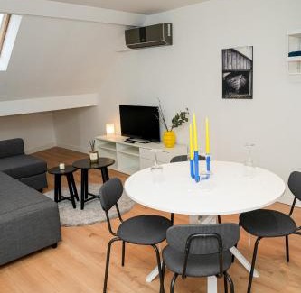 Bloemekenswijk Appartement | Chic & Modern 1BR & 1LR Apt, 12 Min Walk to Rabot