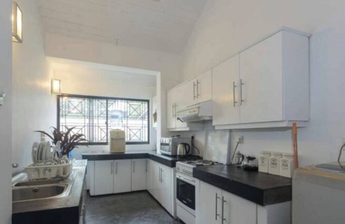 Wellawatta North Maison | Chic modern 2-bedroom apartment with AC, WiFi, parking, hot water, in Colombo