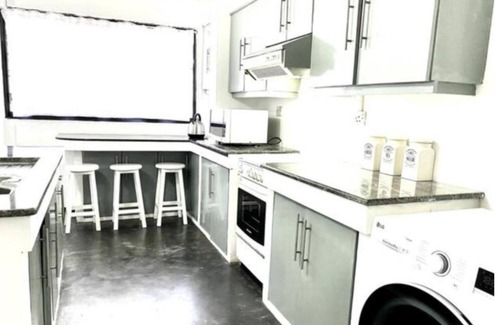 Wellawatta North Maison | Chic modern 2-bedroom apartment with AC, WiFi, parking, hot water, in Colombo