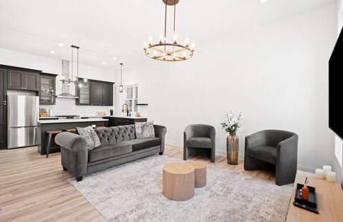 Tri-Taylor Copropriété | Chic Modern NEW Loft near United Center, UIC/IMD & Downtown W/ Street Parking