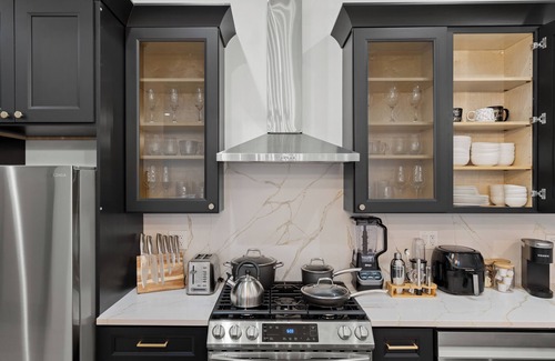 Tri-Taylor Copropriété | Chic Modern NEW Loft near United Center, UIC/IMD & Downtown W/ Street Parking