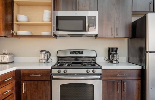 Mountain View Appartement | Chic Mountain View 1BR w/ BBQ & Spa, nr Shops & Dining, by Blueground