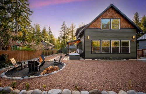 Paradise Estates Maison | Chic Mt Rainier Escape Hot Tub Firepit