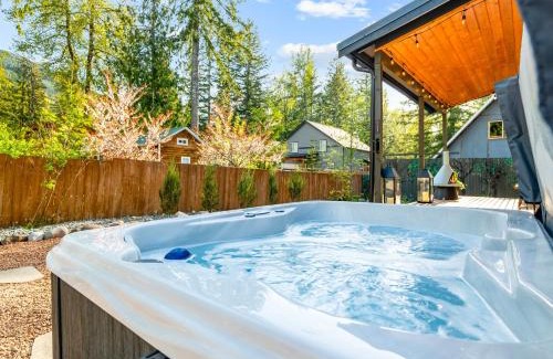 Paradise Estates Maison | Chic Mt Rainier Escape Hot Tub Firepit