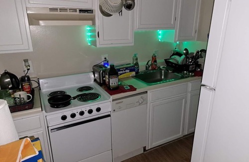 Downtown Maison | Chic one-room w/AC and WiFi in vibrant East Brunswick, Private bath,free parking