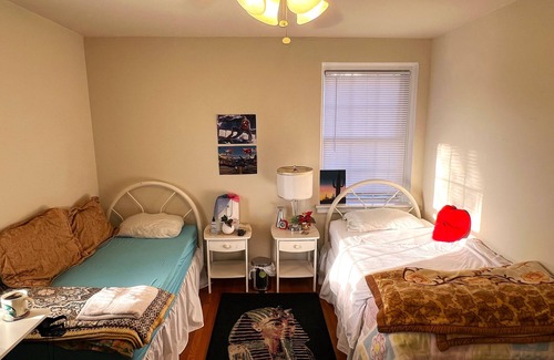Downtown Maison | Chic one-room w/AC and WiFi in vibrant East Brunswick, Private bath,free parking