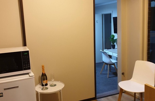 Bishopdale Appartement | Chic Private Studio Close to Airport, Bus & Shops - Breakfast included