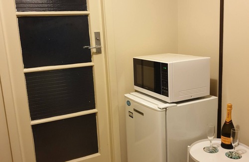 Bishopdale Appartement | Chic Private Studio Close to Airport, Bus & Shops - Breakfast included