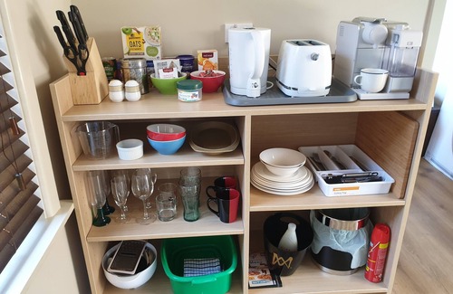 Bishopdale Appartement | Chic Private Studio Close to Airport, Bus & Shops - Breakfast included