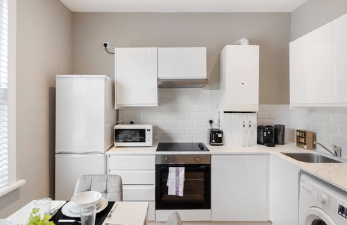 Duckett's Green Maison | Chic & Radiant Retreat in Harringay Ladder