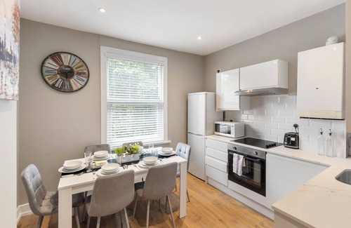 Duckett's Green Maison | Chic & Radiant Retreat in Harringay Ladder