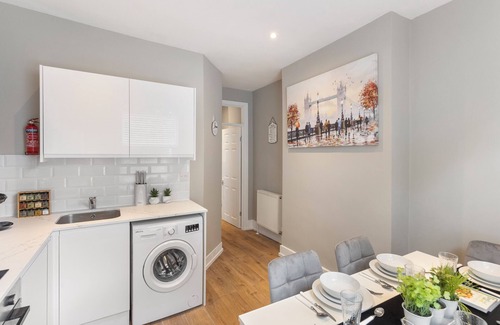Duckett's Green Maison | Chic & Radiant Retreat in Harringay Ladder