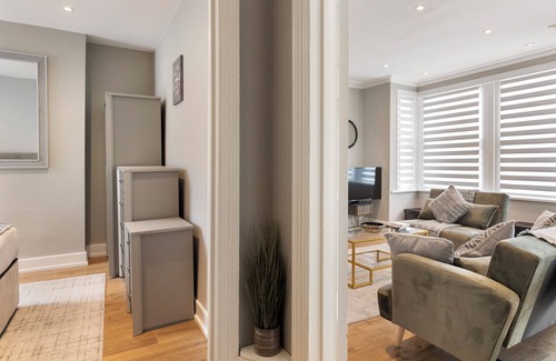Duckett's Green Maison | Chic & Radiant Retreat in Harringay Ladder
