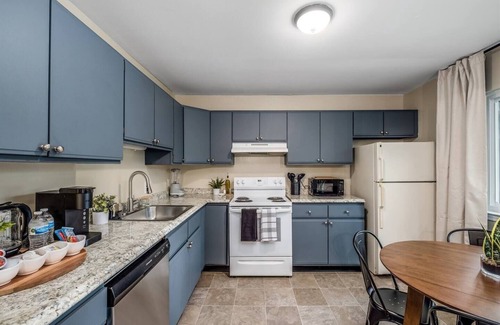 Ypsilanti Appartement | Chic Remodeled Retreat Near Emu: Easy Commute 2 Bedroom Apts