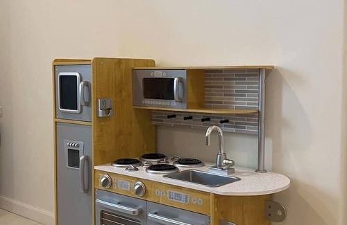 Orem Maison | Chic Retreat: Your Cozy Getaway with Waffles too!