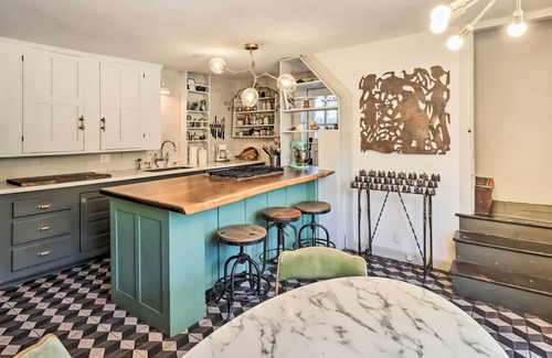Saylorsburg Cabine | Chic Saylorsburg Escape w/ Hot Tub + Fire Pit
