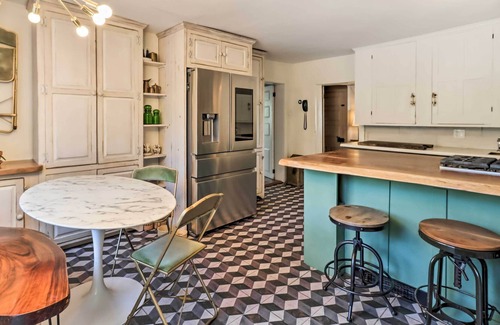 Saylorsburg Cabine | Chic Saylorsburg Escape w/ Hot Tub + Fire Pit