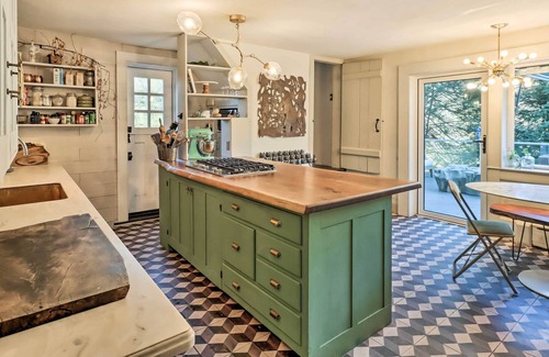 Saylorsburg Cabine | Chic Saylorsburg Escape w/ Hot Tub + Fire Pit