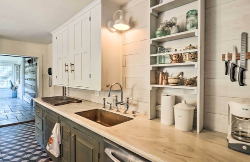 Saylorsburg Cabine | Chic Saylorsburg Escape w/ Hot Tub + Fire Pit