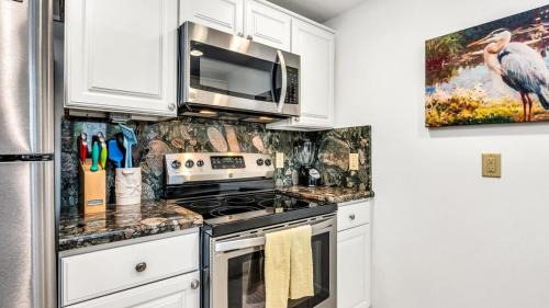 Juno Beach Appartement | Chic Seaside Condo in Juno Steps onto the Beach