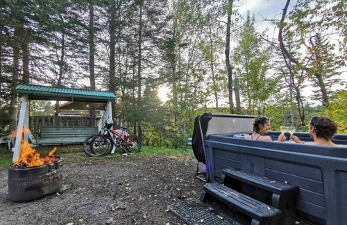 Saint-Tite-des-Caps Chalet De Ski | Chic Shack with spa - near Massif Charlevoix & MSA
