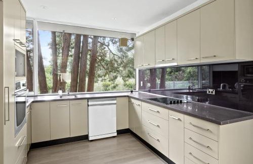 Pymble Maison | Chic Single Room - Convenient Spot at Pymble - Shared Bathroom