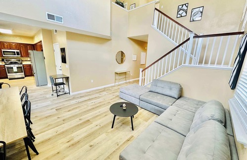 Reno Maison | Chic Sky Haven |4Bedrooms|Sleeps13