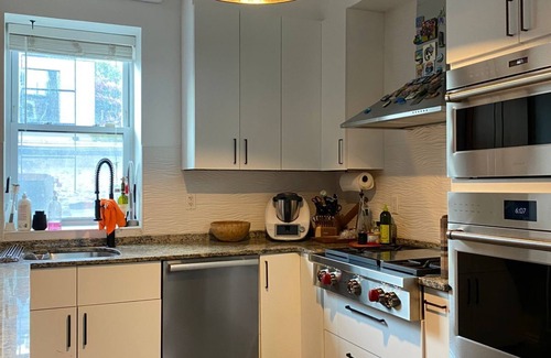 Harsimus Cove Maison | Chic & Spacious NYC style townhome in Jersey City - Sleeps 10 adults