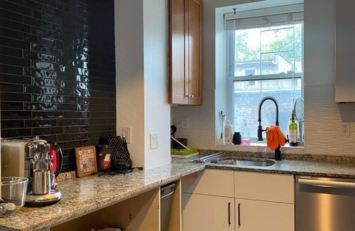 Harsimus Cove Maison | Chic & Spacious NYC style townhome in Jersey City - Sleeps 10 adults