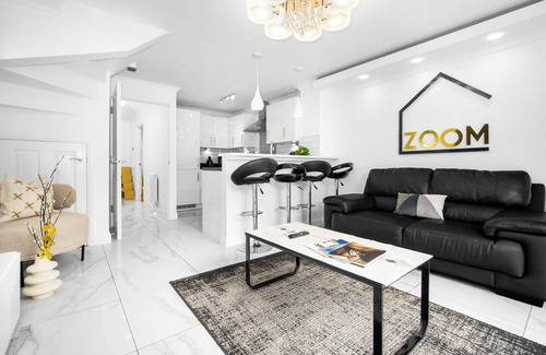 Bordesley Maison | Chic, Spacious Townhouse with Parking & Garden