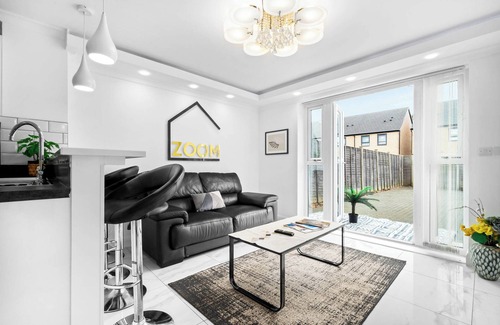 Bordesley Maison | Chic, Spacious Townhouse with Parking & Garden