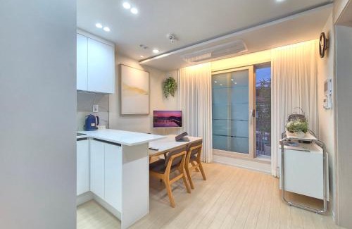 Hapjeong-dong Appartement | Chic Stay 홍대 합정 신촌 # 최대8인 # 신축 엘리베이터 # 무료짐보관 # 무료주차