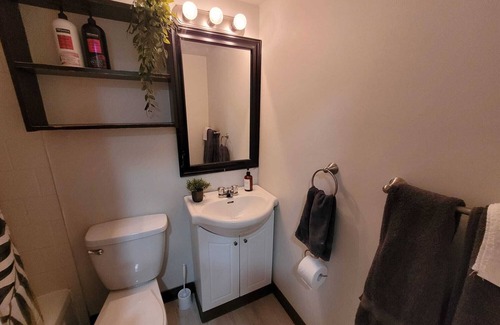 Eau Claire Appartement | Chic Studio Escape in Downtown Calgary