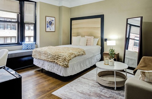 Central New York City Appartement | Chic Studio Steps from Times Square, Historic Building with Modern Amenities