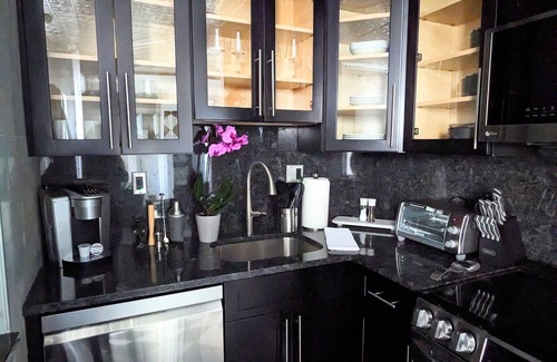 Loch Arbour Appartement | Chic studio w/lake views 3 blocks from beach! Minutes to downtown! Pet-friendly!