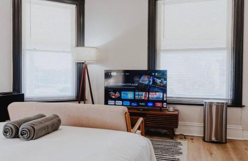 The Gate Appartement | Chic Studio Walk to SMM SLU Hospital Grand