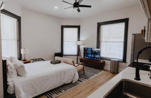 The Gate Appartement | Chic Studio Walk to SMM SLU Hospital Grand