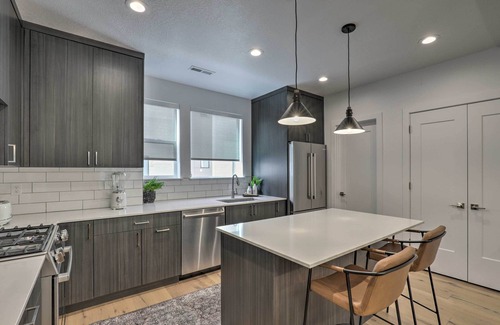Central Business District Maison | Chic & Sunny Provo Townhome w/ Rooftop Deck!