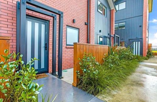 Te Atatu Peninsula Maison | Chic Te Atatū Gem - Modern 2BR Townhouse